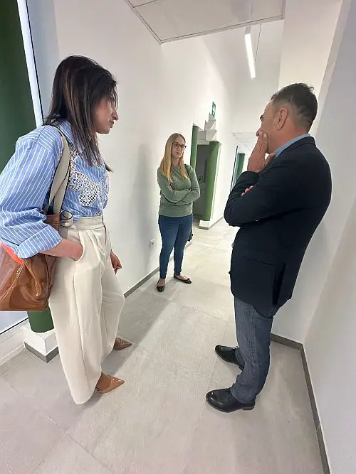 El alcalde, José Miguel Hernández, y la diputada de de Vivienda, Consorcios y Edificios Provinciales, Ana Lourdes Ramírez, visitaron el centro que ha contado con una importante inversión cercana a los 150.000 euros