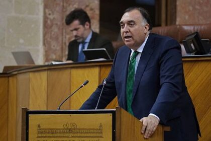 El consejero Arturo Bernal comparece en el Parlamento para explicar la política que desarrolla el Ejecutivo Andaluz en materia de Memoria Democrática